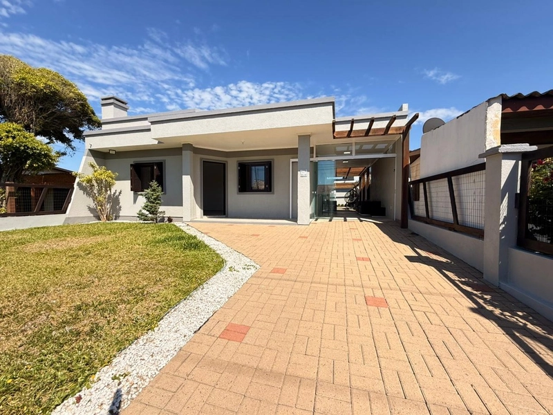 Casa Moderna com Lareira, Churrasqueira e Amplo Pátio: 3ª foto da galeria de imagens do imóvel