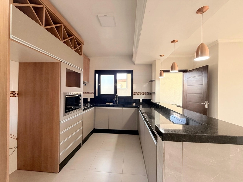 Casa Moderna com Lareira, Churrasqueira e Amplo Pátio: 5ª foto da galeria de imagens do imóvel