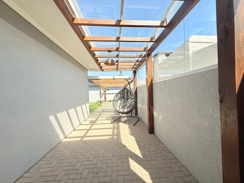 Casa Moderna com Lareira, Churrasqueira e Amplo Pátio: 14ª foto da galeria de imagens do imóvel