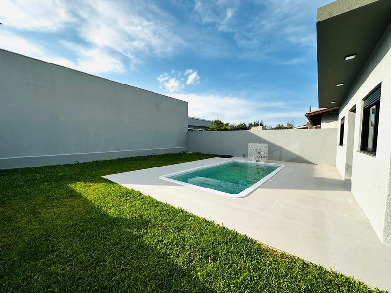 Casa com Piscina, Suíte e Living Integrado – Semi-Mobiliada!: 3ª foto da galeria de imagens do imóvel
