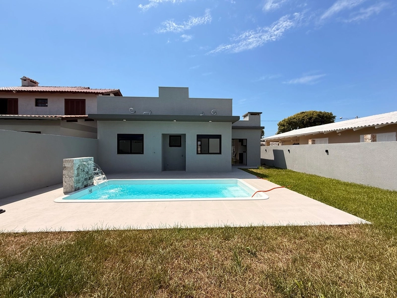 Casa com Piscina, Suíte e Living Integrado – Semi-Mobiliada!: 2ª foto da galeria de imagens do imóvel