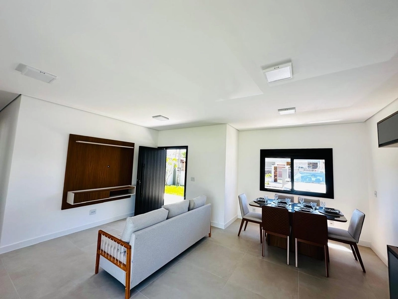 Casa com Piscina, Suíte e Living Integrado – Semi-Mobiliada!: 5ª foto da galeria de imagens do imóvel