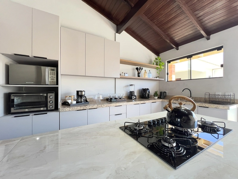 Casa com Piscina Aquecida e Espaço Gourmet a 500m do Mar: 12ª foto da galeria de imagens do imóvel