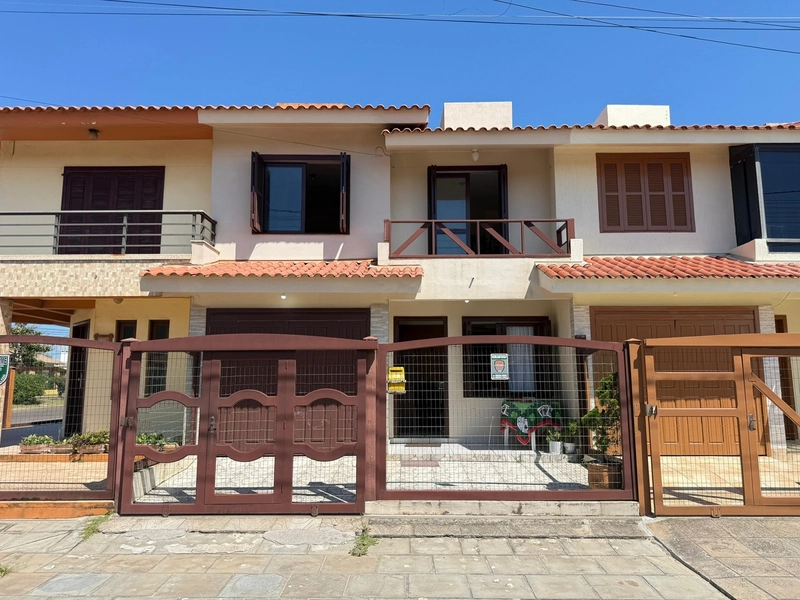 Sobrado com 3 dormitórios com sacada, próximo ao Mar!: 2ª foto da galeria de imagens do imóvel