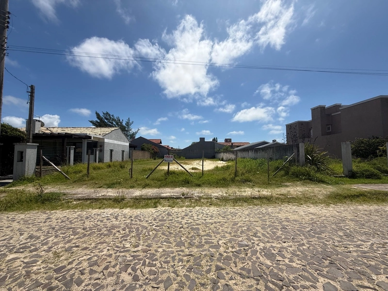 Terreno a Duas Quadras do Mar – 450m² em Excelente Localização: 1ª foto da galeria de imagens do imóvel