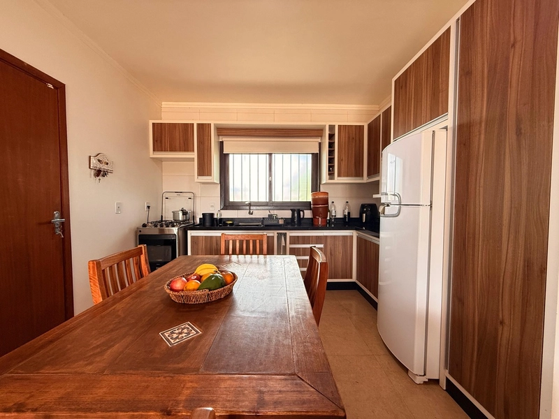 Charmosa casa com Lareira, Espaço Gourmet e Pátio Amplo!: 6ª foto da galeria de imagens do imóvel