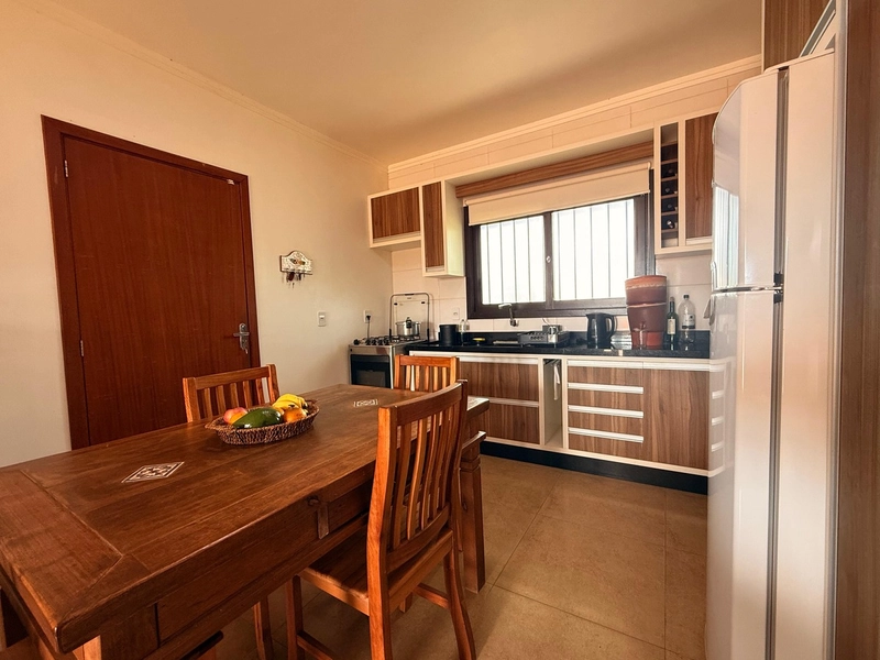 Charmosa casa com Lareira, Espaço Gourmet e Pátio Amplo!: 8ª foto da galeria de imagens do imóvel