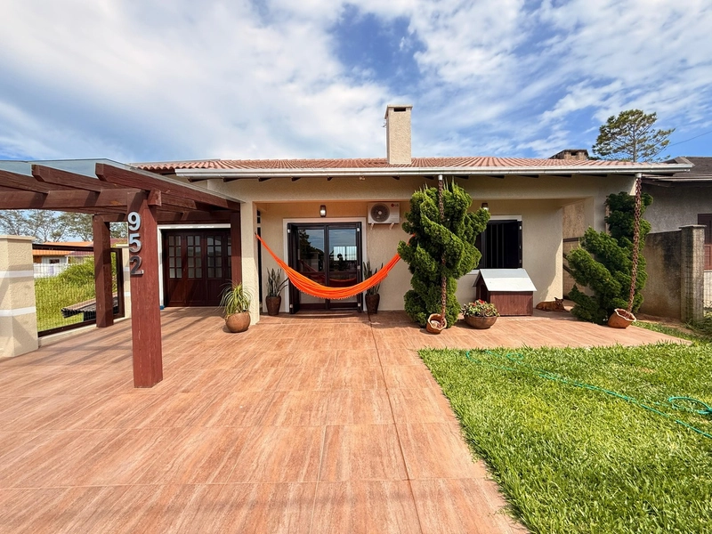 Charmosa casa com Lareira, Espaço Gourmet e Pátio Amplo!: 1ª foto da galeria de imagens do imóvel