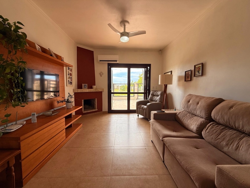 Charmosa casa com Lareira, Espaço Gourmet e Pátio Amplo!: 3ª foto da galeria de imagens do imóvel