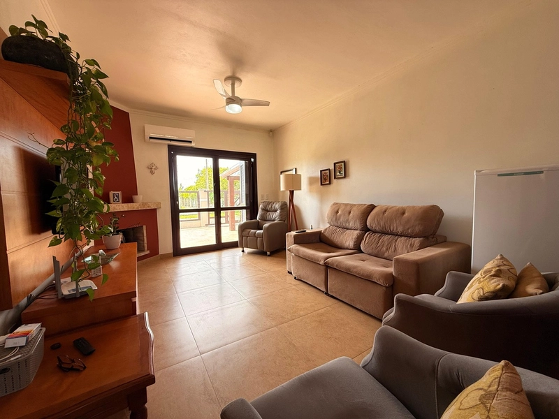 Charmosa casa com Lareira, Espaço Gourmet e Pátio Amplo!: 4ª foto da galeria de imagens do imóvel