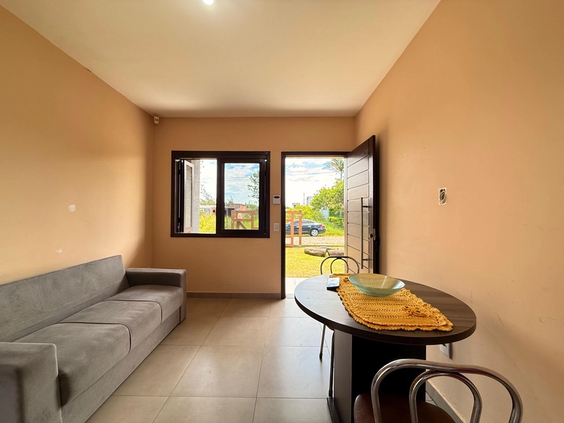 Casa em Laje com 2 Dormitórios e Amplo Pátio: 3ª foto da galeria de imagens do imóvel