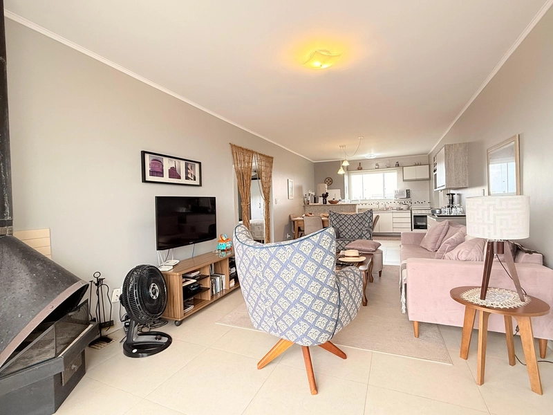 Apartamento com 2 Dormitórios, 2 Banheiros Sociais e Ótima Localização: 3ª foto da galeria de imagens do imóvel