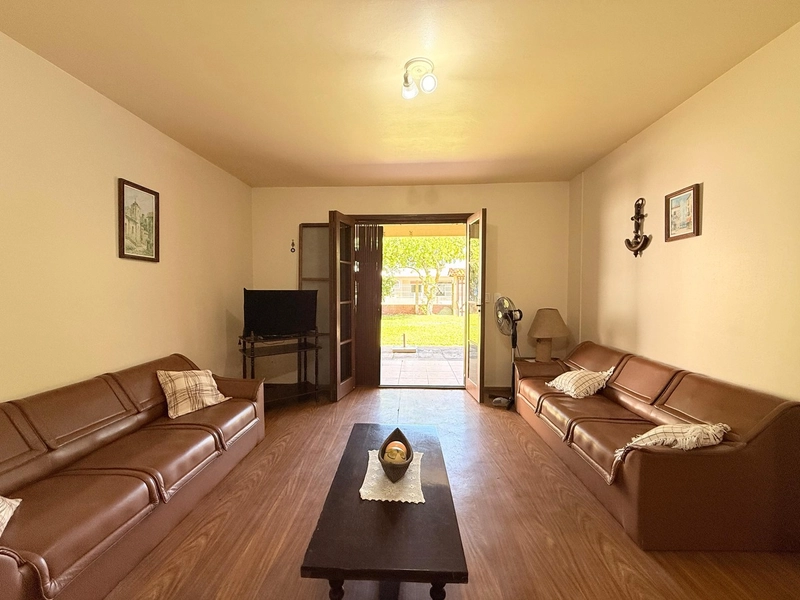 Casa á Venda em Ótima Localização, com 3 Dormitórios e 2 Banheiros!: 3ª foto da galeria de imagens do imóvel