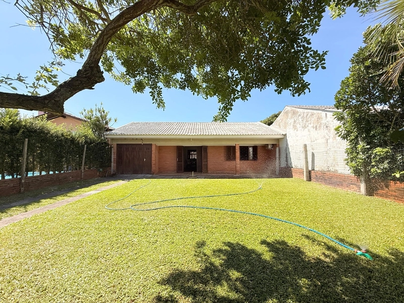 Casa á Venda em Ótima Localização, com 3 Dormitórios e 2 Banheiros!: 1ª foto da galeria de imagens do imóvel