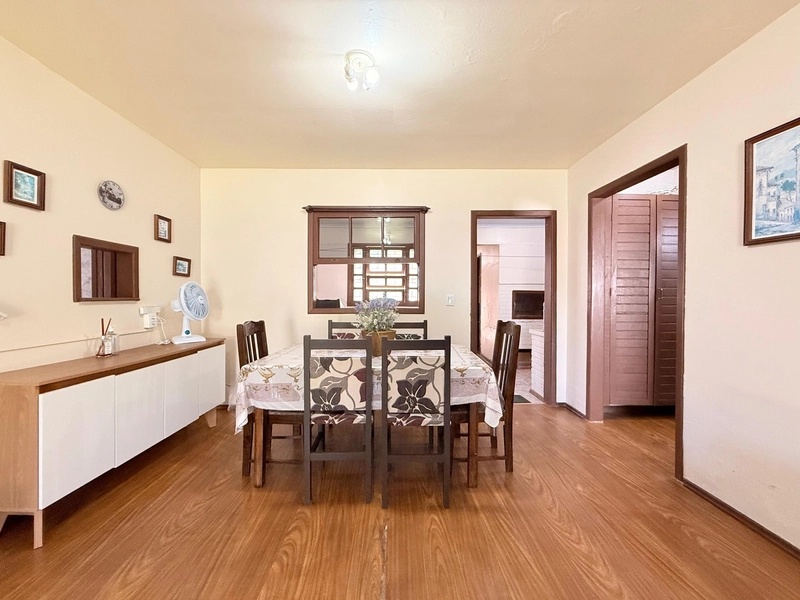 Casa á Venda em Ótima Localização, com 3 Dormitórios e 2 Banheiros!: 8ª foto da galeria de imagens do imóvel