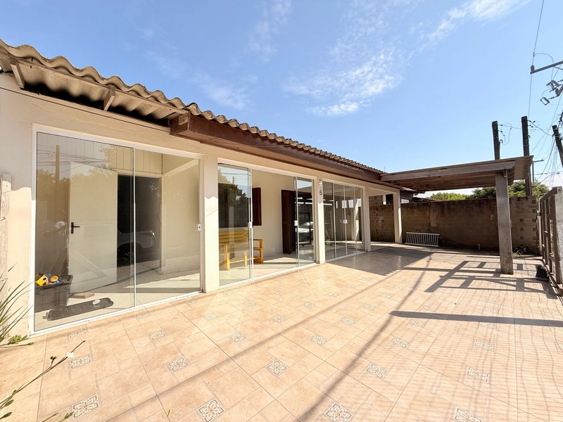 Casa com 3 Dormitórios, 2 Banheiros Sociais em Ótima Localização!: 2ª foto da galeria de imagens do imóvel