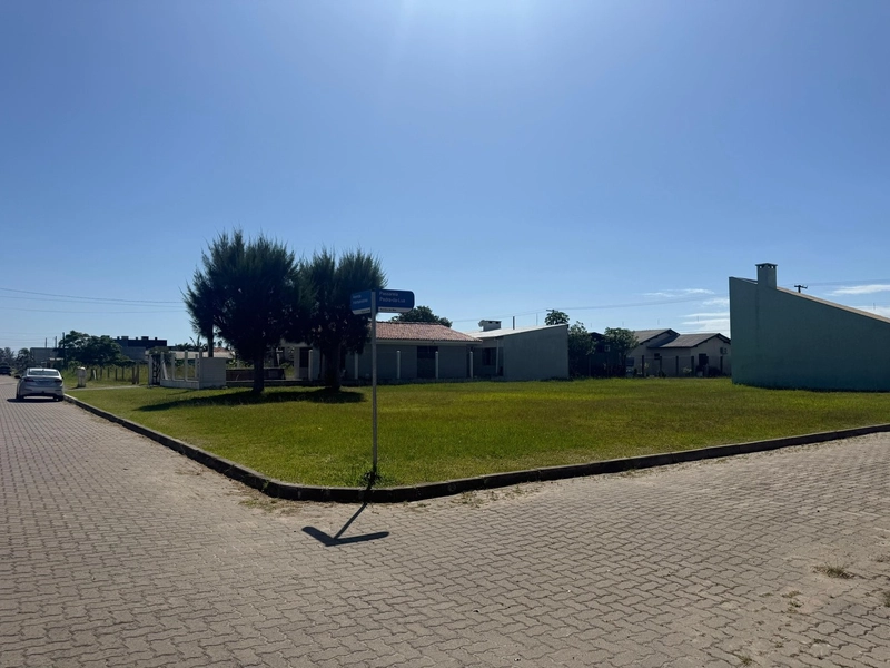 Terreno de Esquina á Venda em Rainha do Mar: 1ª foto da galeria de imagens do imóvel