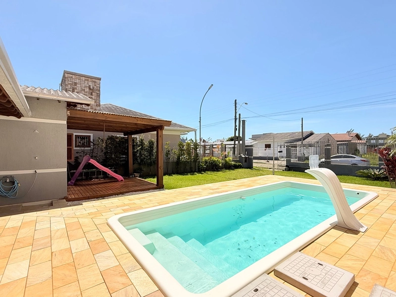 Linda Casa com Piscina, 3 Dormitórios e Pátio Amplo!: 3ª foto da galeria de imagens do imóvel