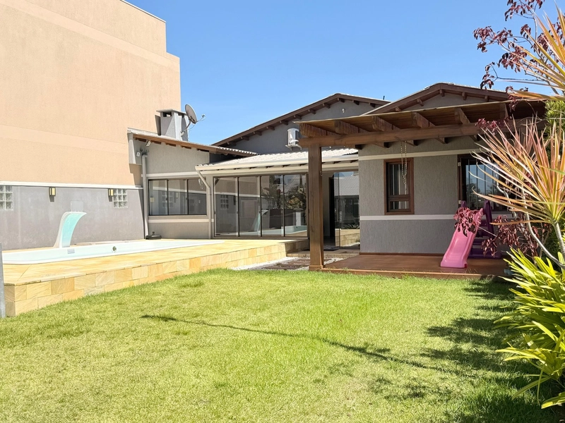 Linda Casa com Piscina, 3 Dormitórios e Pátio Amplo!: 1ª foto da galeria de imagens do imóvel