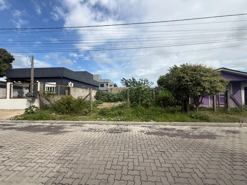 Terreno á Venda com Ótima Localização em Rua Pavimentada!: 1ª foto da galeria de imagens do imóvel