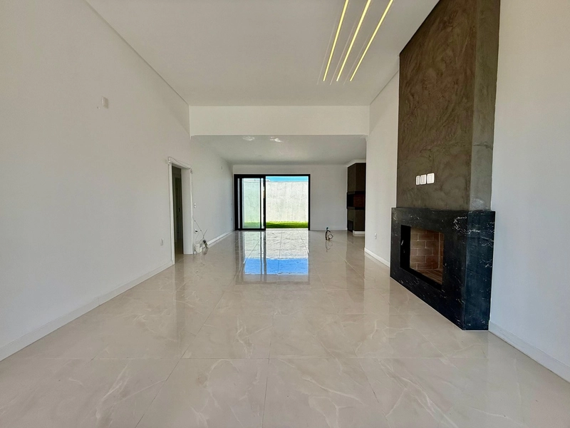 Lindo Imóvel com 2 Suítes, Living integrado com Lareira e Perto do Mar: 5ª foto da galeria de imagens do imóvel