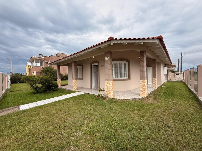 Casa de esquina com 2 terrenos na avenida em Atlantida Sul / Osório