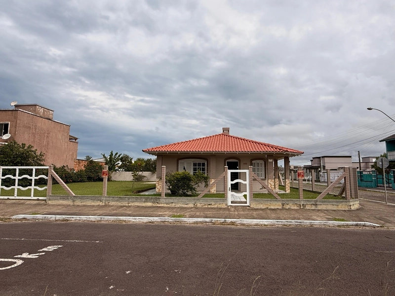 Casa de esquina com 2 terrenos na avenida em Atlantida Sul / Osório: 2ª foto da galeria de imagens do imóvel