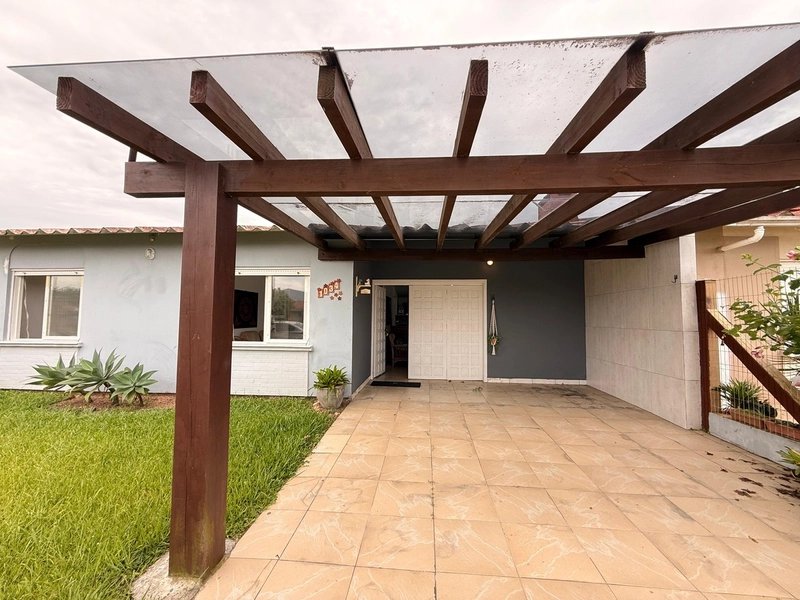 Casa em avenida, na praia de Atlantida Sul / Osório