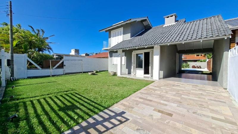 Lindo Sobrado com 3 Dormitórios e Piscina Aquecida, Perto do Mar!: 1ª foto da galeria de imagens do imóvel