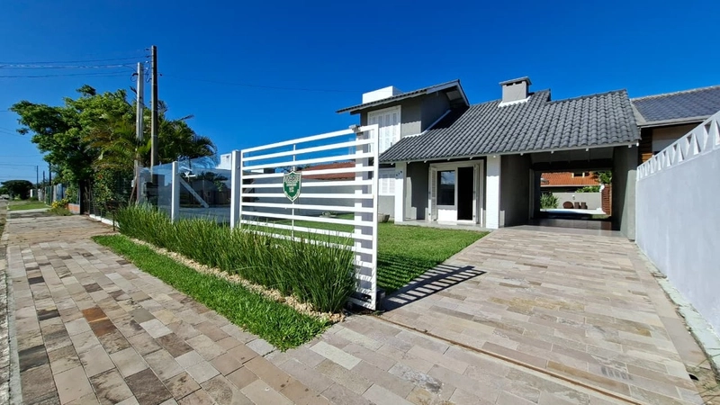 Lindo Sobrado com 3 Dormitórios e Piscina Aquecida, Perto do Mar!: 2ª foto da galeria de imagens do imóvel