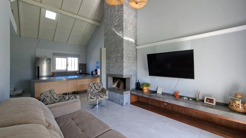 Lindo Sobrado com 3 Dormitórios e Piscina Aquecida, Perto do Mar!: 3ª foto da galeria de imagens do imóvel