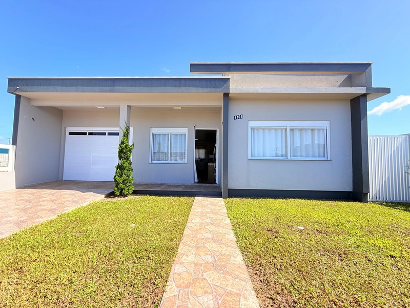 Linda Casa com 2 Dormitórios, Garagem Fechada e Pátio Amplo!: 1ª foto da galeria de imagens do imóvel