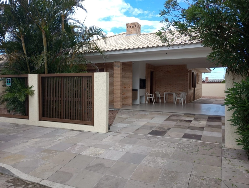 Linda Casa com 3 Dormitórios, Living integrado e em Ótima Lozalização!: 2ª foto da galeria de imagens do imóvel