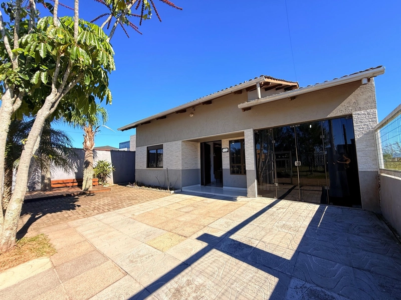 Casa com 3 Dormitórios, Pátio Amplo e churrasqueira!: 1ª foto da galeria de imagens do imóvel