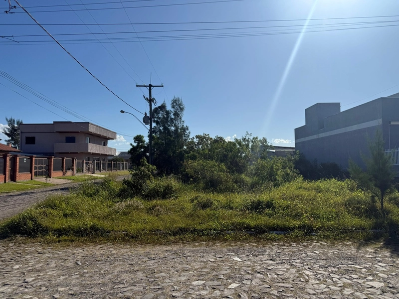 Terreno de Esquina em Atlantida Sul: 2ª foto da galeria de imagens do imóvel