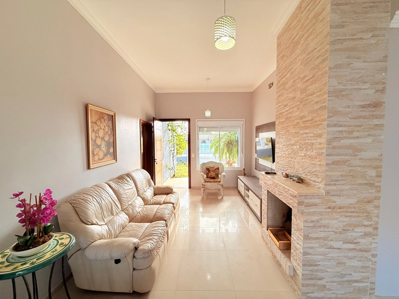 Linda Casa em Atlantida Sul com 3 Dormitórios e Piscina!: 4ª foto da galeria de imagens do imóvel