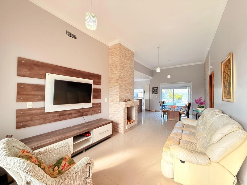 Linda Casa em Atlantida Sul com 3 Dormitórios e Piscina!: 3ª foto da galeria de imagens do imóvel
