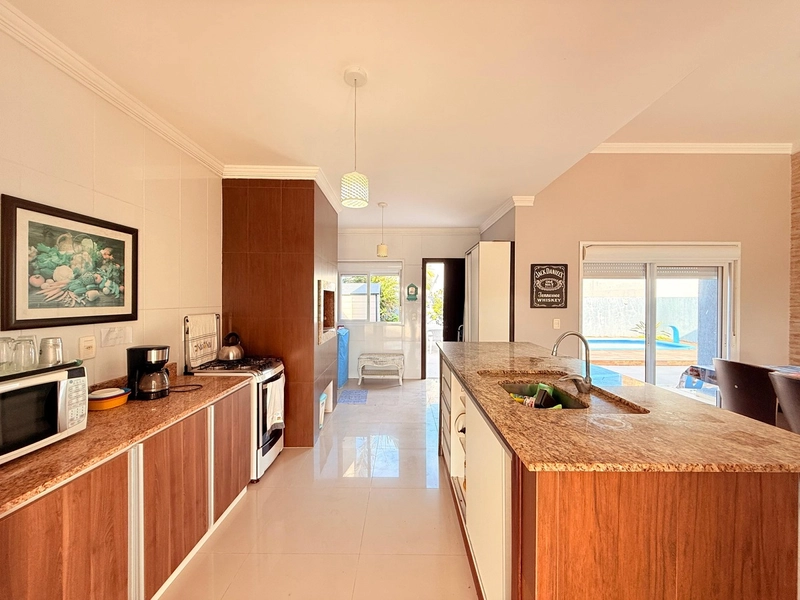 Linda Casa em Atlantida Sul com 3 Dormitórios e Piscina!: 6ª foto da galeria de imagens do imóvel