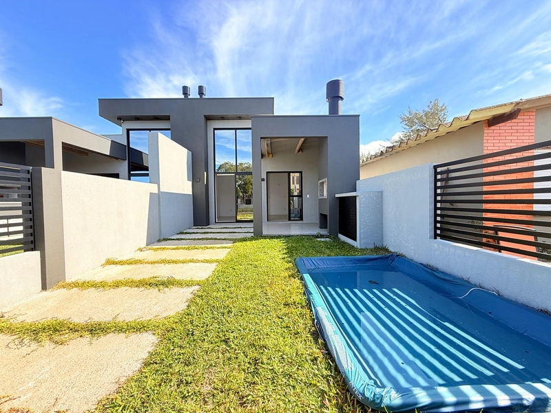 Casa com Piscina em Atlântida Sul: 3ª foto da galeria de imagens do imóvel