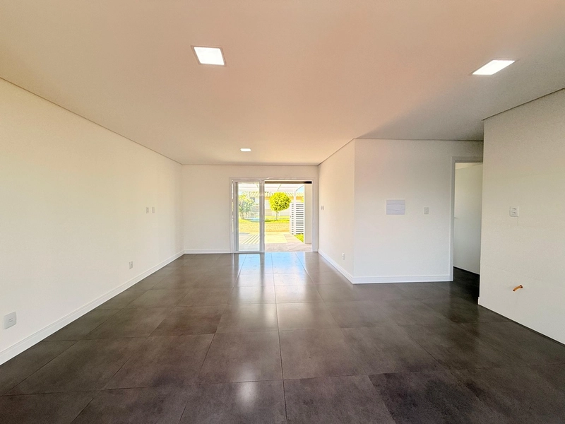 Linda Casa com Piscina e Pátio Amplo em Atlântida Sul!: 3ª foto da galeria de imagens do imóvel