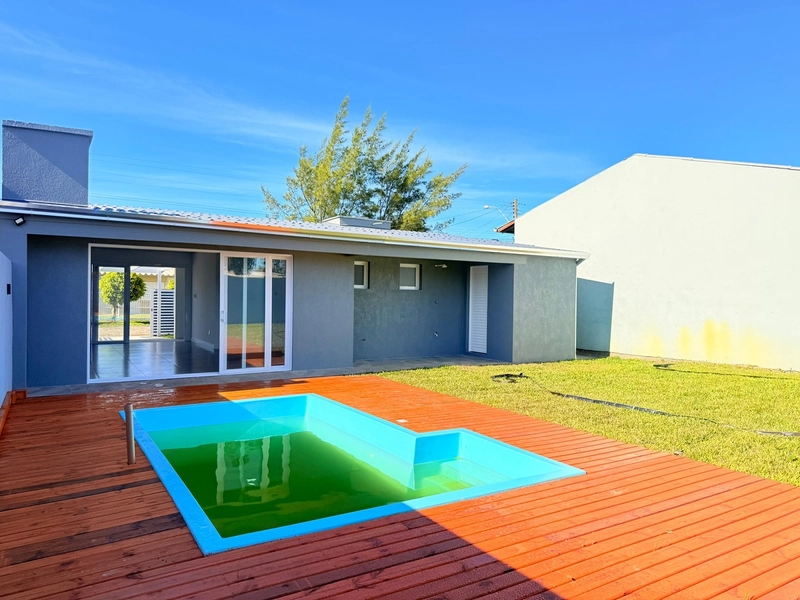 Linda Casa com Piscina e Pátio Amplo em Atlântida Sul!: 2ª foto da galeria de imagens do imóvel