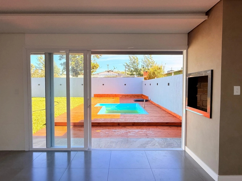 Linda Casa com Piscina e Pátio Amplo em Atlântida Sul!: 6ª foto da galeria de imagens do imóvel