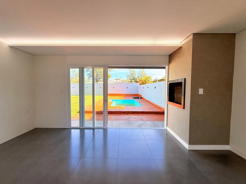 Linda Casa com Piscina e Pátio Amplo em Atlântida Sul!: 5ª foto da galeria de imagens do imóvel