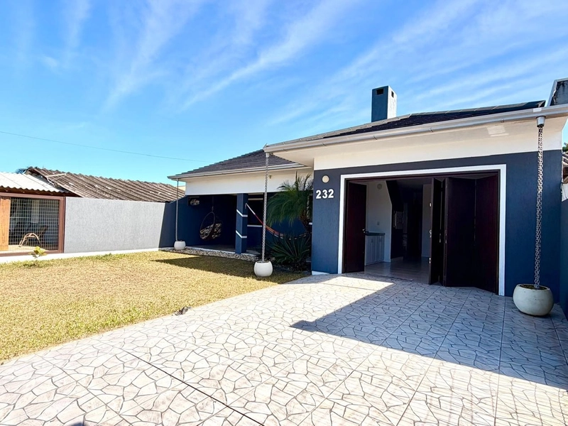 Casa com 3 Dormitórios, Living integrado e Garagem com Churrasqueira!: 2ª foto da galeria de imagens do imóvel