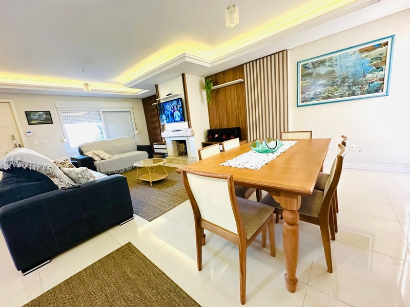 Linda Casa com 3 Dormitórios, Lareira e Garagem com Churrasqueira!: 5ª foto da galeria de imagens do imóvel