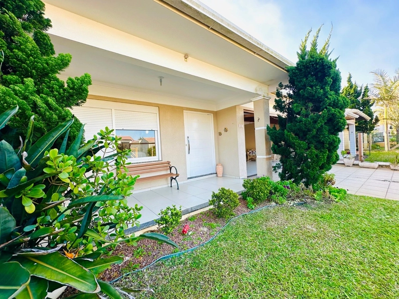 Linda Casa com 3 Dormitórios, Lareira e Garagem com Churrasqueira!: 1ª foto da galeria de imagens do imóvel