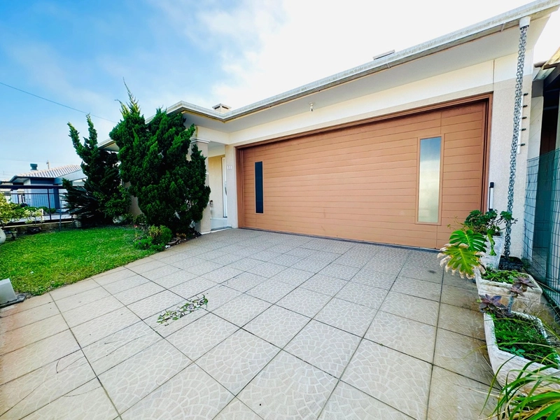 Linda Casa com 3 Dormitórios, Lareira e Garagem com Churrasqueira!: 2ª foto da galeria de imagens do imóvel