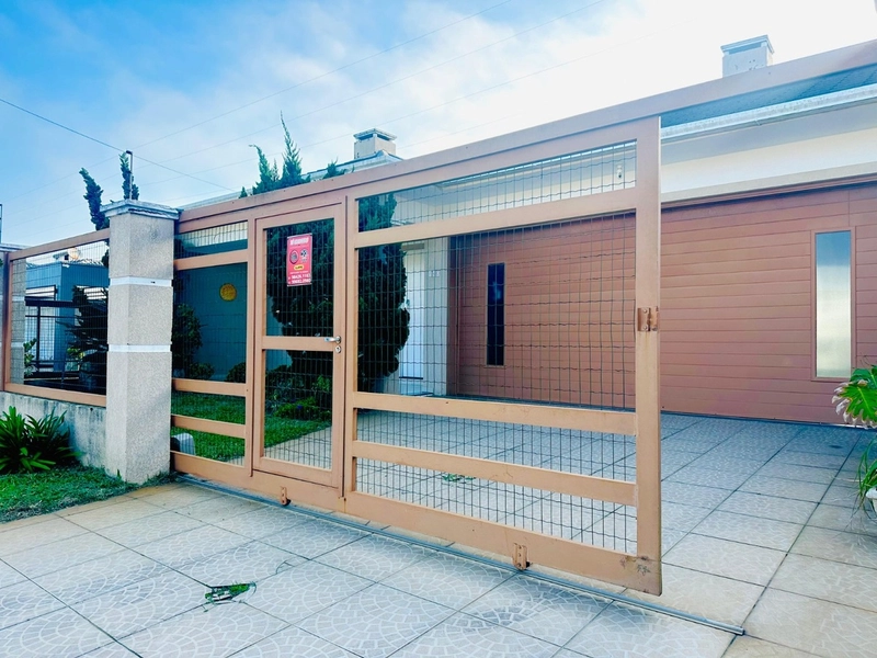 Linda Casa com 3 Dormitórios, Lareira e Garagem com Churrasqueira!: 3ª foto da galeria de imagens do imóvel