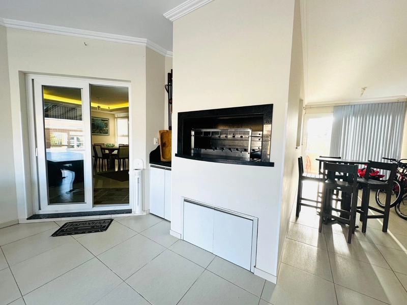 Linda Casa com 3 Dormitórios, Lareira e Garagem com Churrasqueira!: 21ª foto da galeria de imagens do imóvel