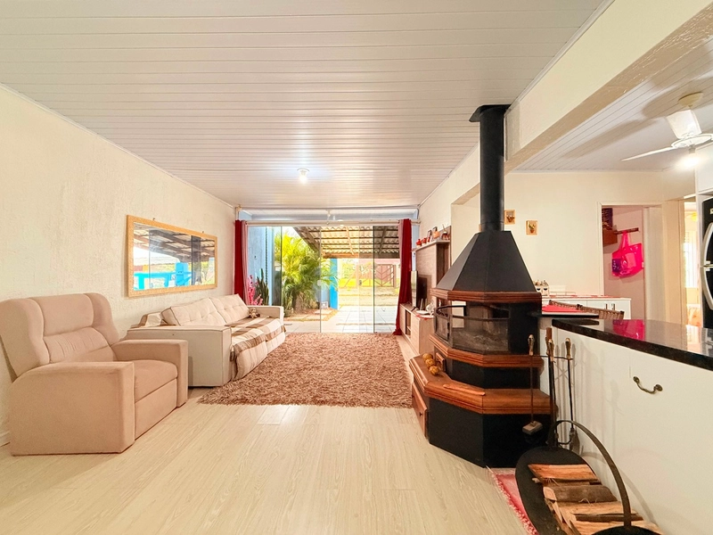 Linda Casa à Venda com Piscina, Churrasqueira e 4 Dormitórios!: 4ª foto da galeria de imagens do imóvel